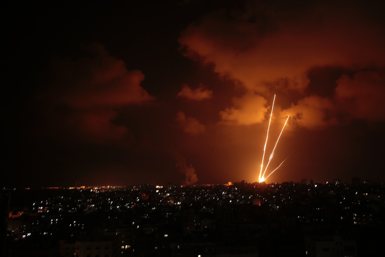 Guerre ou paix, la priorité doit aller aux otages de la bande de Gaza et au cessez-le-feu 1 a lightning bolt striking a city