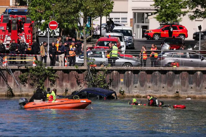 Des équipes de sauvetage sur le site de l’accident, où un bus et une voiture sont tombés dans la Seine, à Juvisy-sur-Orge (Essonne), le 30 avril 2026. 