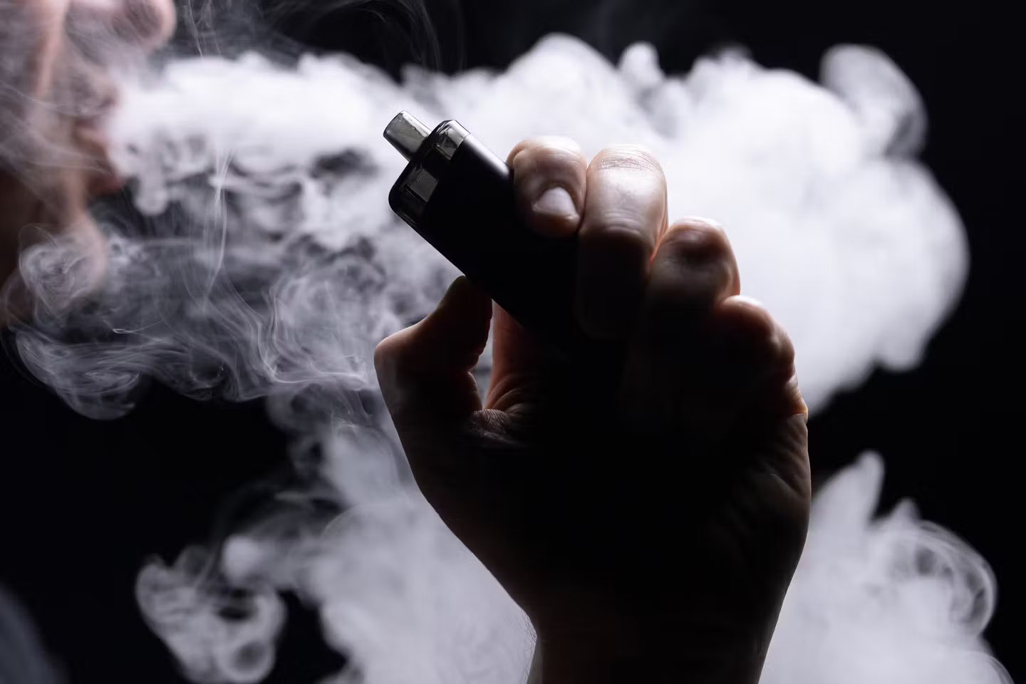 Cigarette électronique : deux députés veulent imposer le paquet neutre au vapotage 1 Cigarette electronique deux deputes veulent imposer le paquet neutre au vapotage
