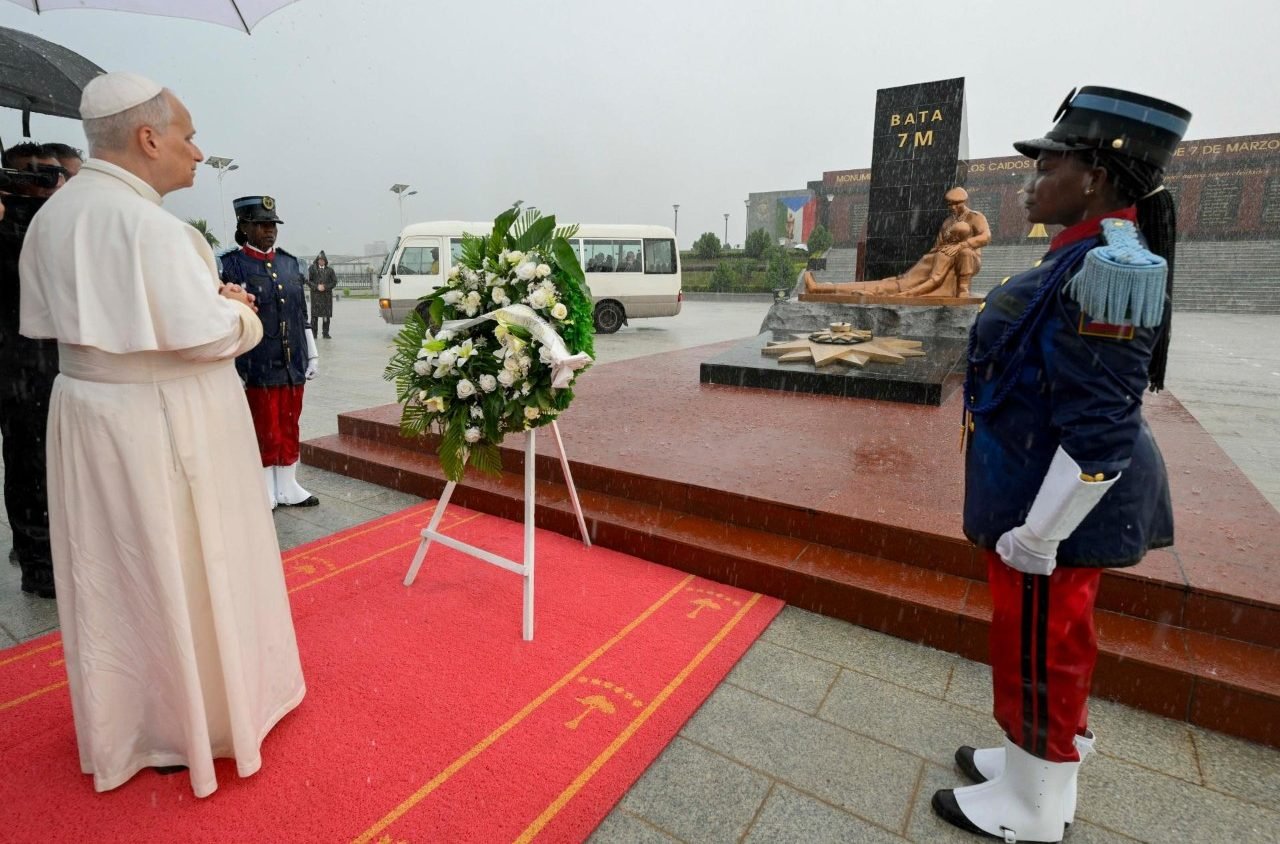 En Guinee equatoriale le Pape rend hommage aux victimes du