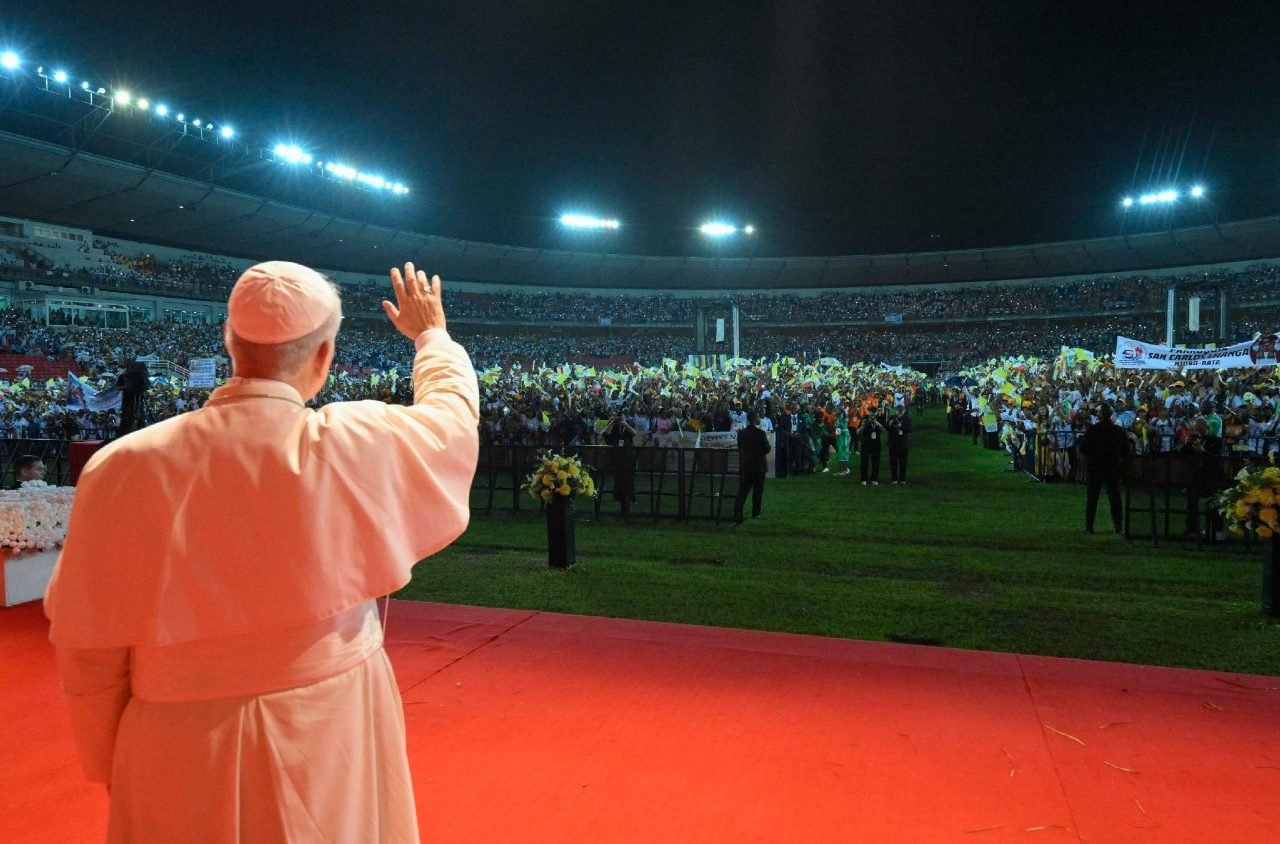 En une minute la dixieme journee du Pape en Afrique