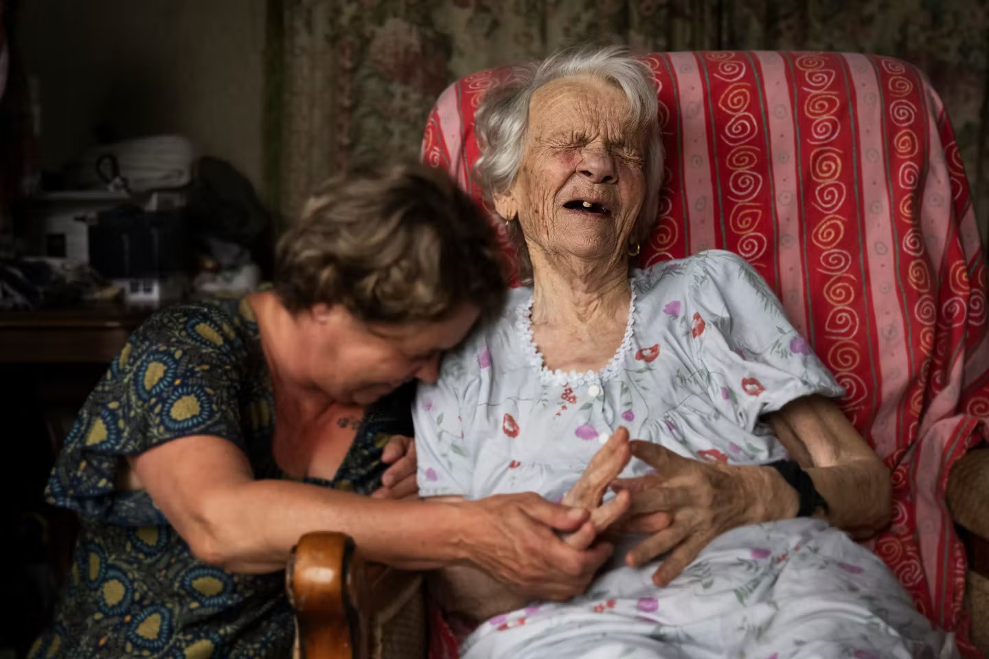 « J’ai assisté aux toilettes, aux soins, aux moments de silence… et, parfois, aux pleurs » : plongée en images dans le quotidien d’aides à domicile, en Dordogne 1 Jai assiste aux toilettes aux soins aux moments de silence…
