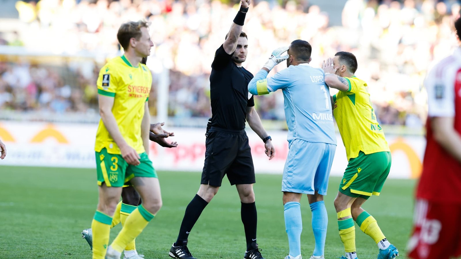 Nantes Brest l039arbitre a demande l039annulation du rouge de Tabibou les