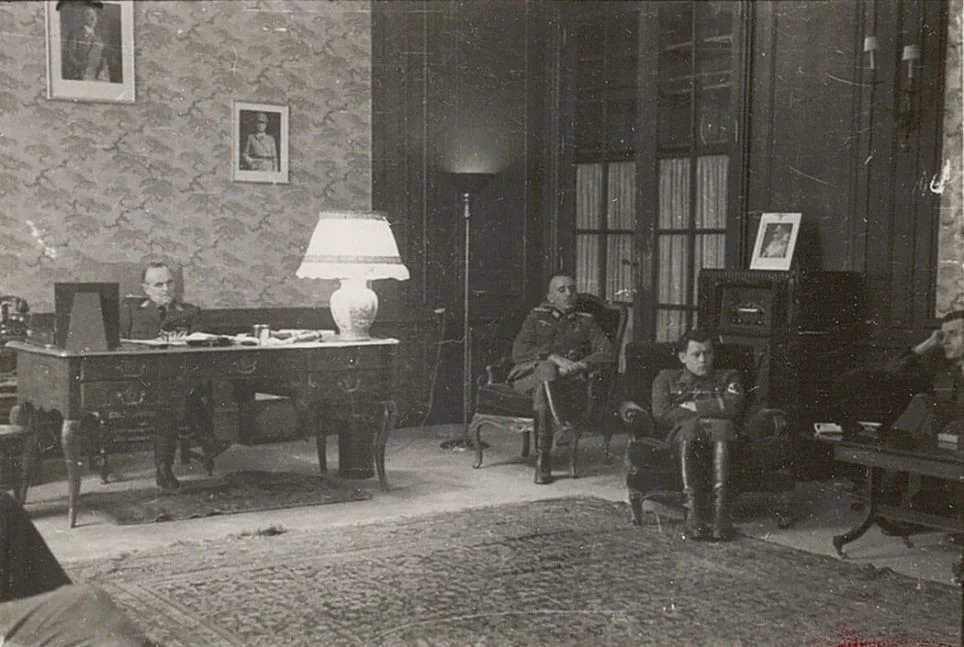 Le colonel Kurt von Behr et le personnel de l’ERR au 54, av. d’Iéna, dans l’appartement de la famille Esmond