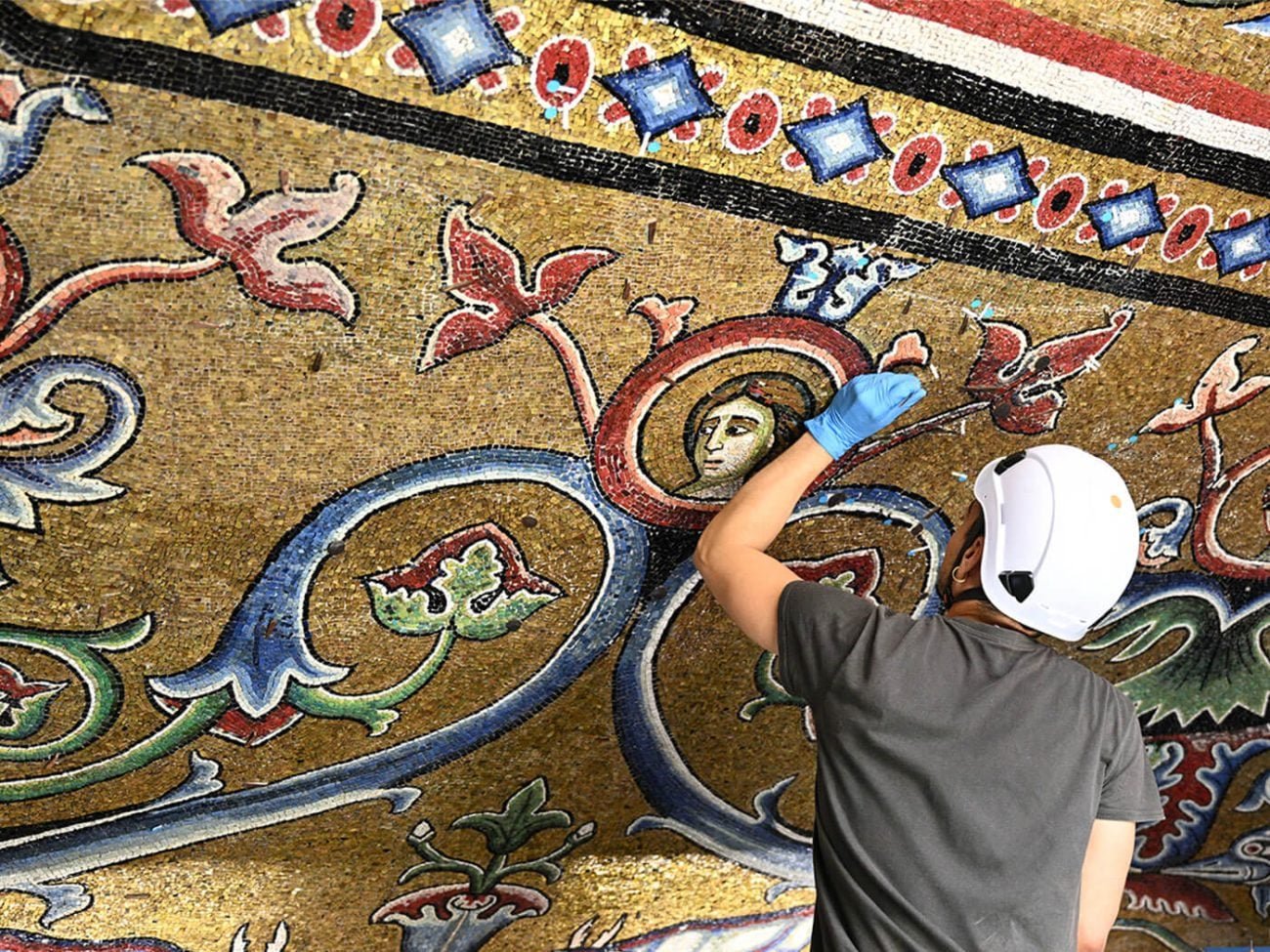 Restauration des mosaïques dans la coupole du baptistère de Florence.