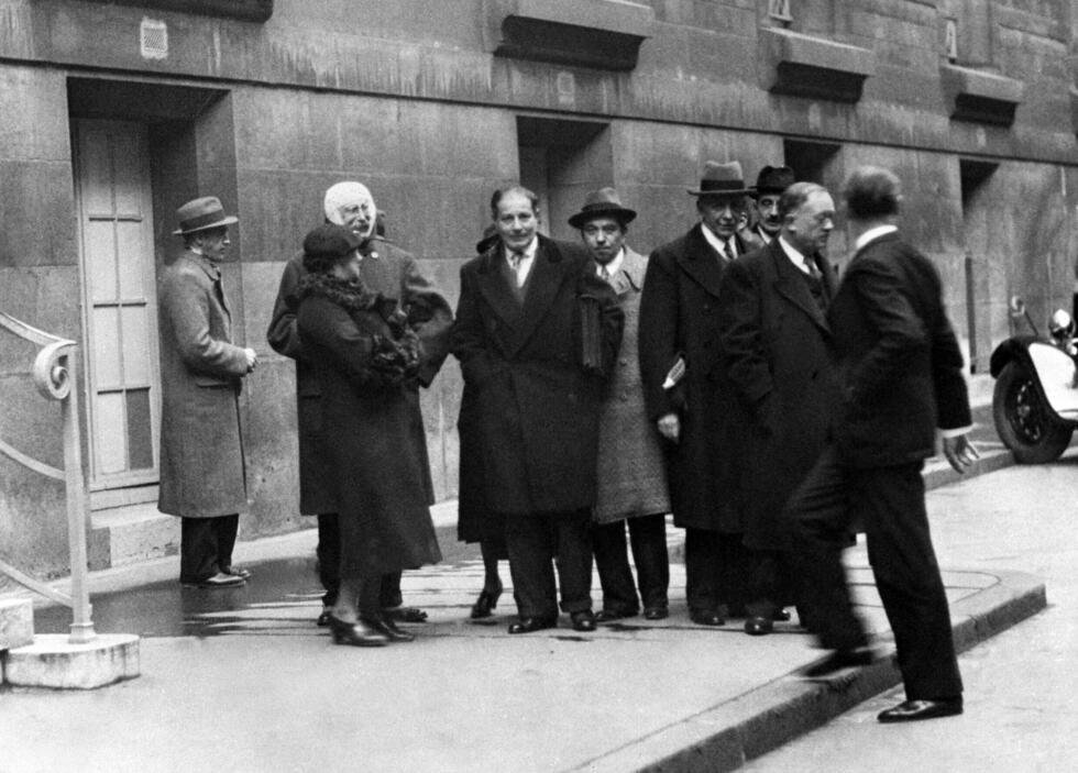 208
Le dirigeant socialiste français, Léon Blum, la tête bandée, quitte l'hôpital après avoir reçu des soins médicaux pour son oreille et son cou à la suite d'une agression perpétrée par un groupe de royalistes français, le 13 février 1936 à Paris.