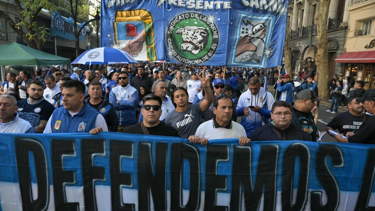 Argentine les syndicats manifestent contre l039austerite de Milei promettent de