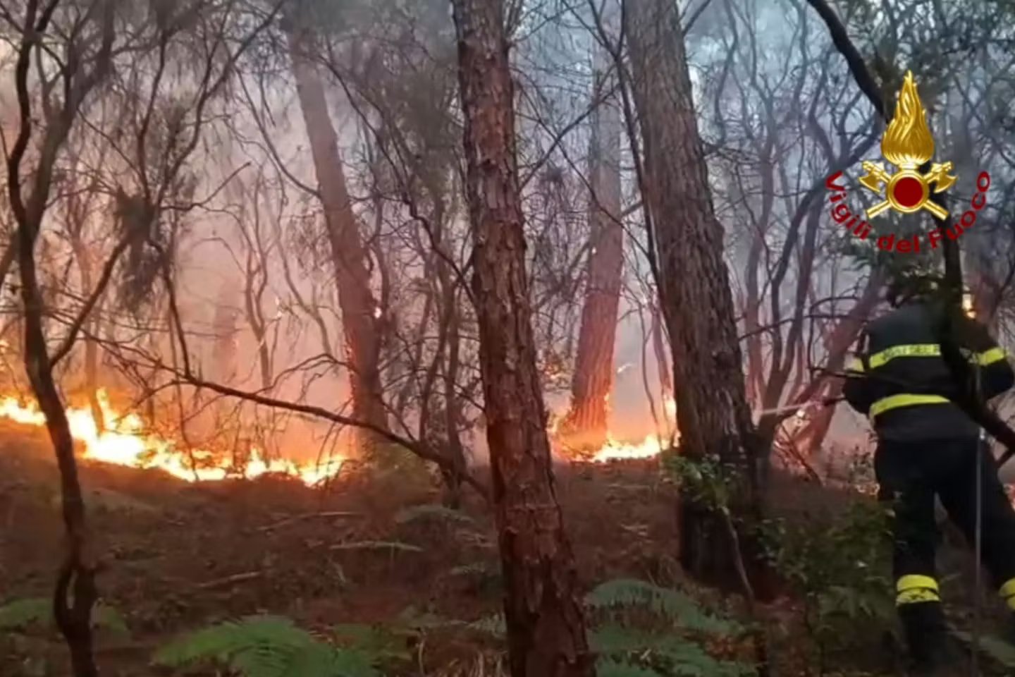 En Italie un important incendie en Toscane entraine levacuation de