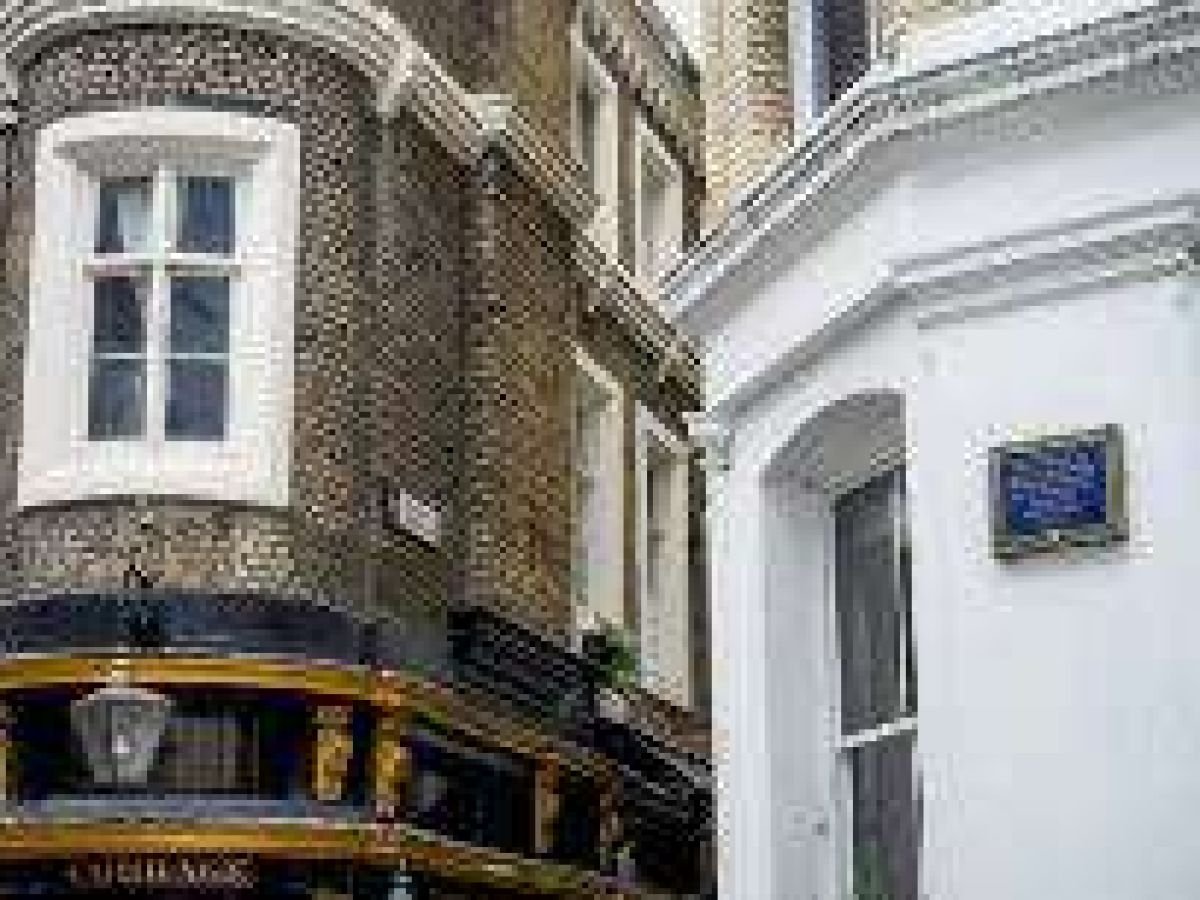 La maison londonienne achetée par Shakespeare enfin localisée 1 La maison londonienne de William Shakespeare, dont l’emplacement signalé par une plaque bleue.