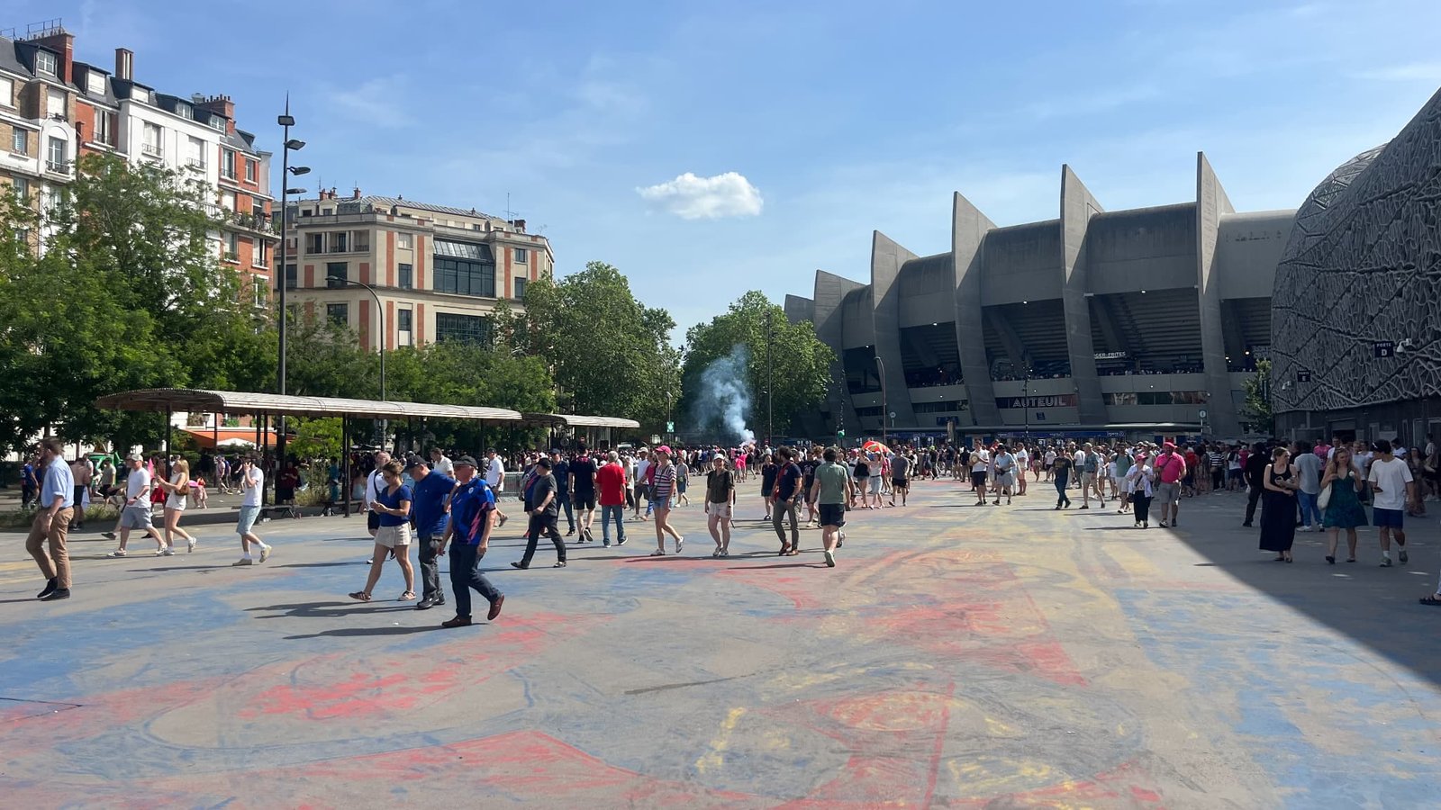Les supporters du PSG sur le parvis de Jean Bouin, le 30 mai 2026. Les supporters du PSG sur le parvis de Jean Bouin, le 30 mai 2026.