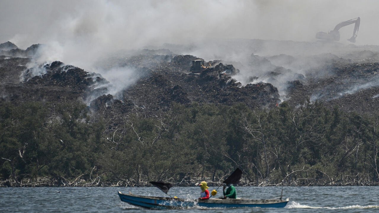 Philippines une decharge en feu depuis trois semaines inquietude pour