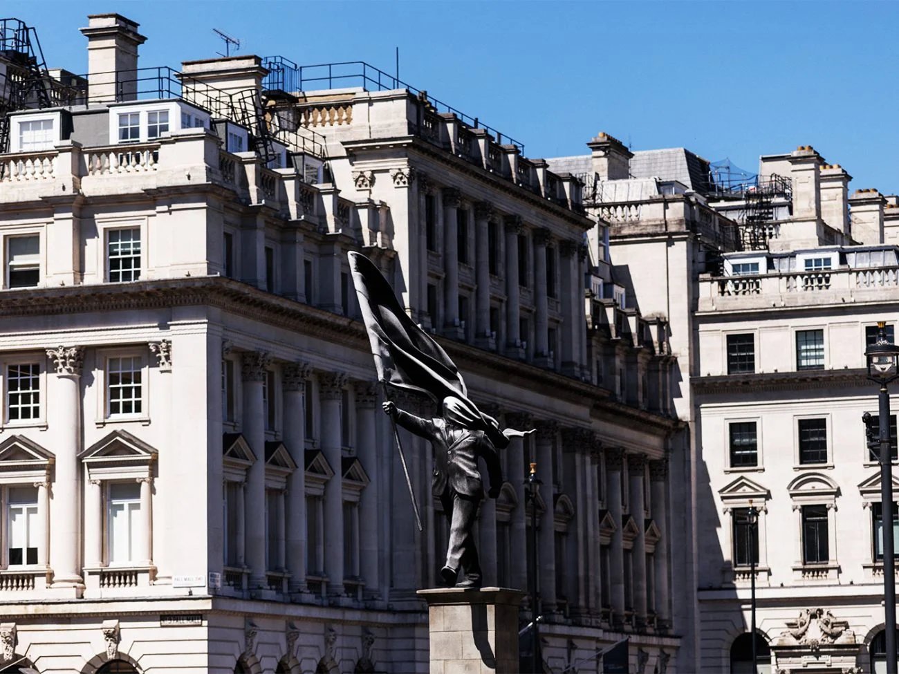 Une grande statue de bronze est apparue à Londres ce 29 avril 2026, le nom de Banksy griffonné sur le socle