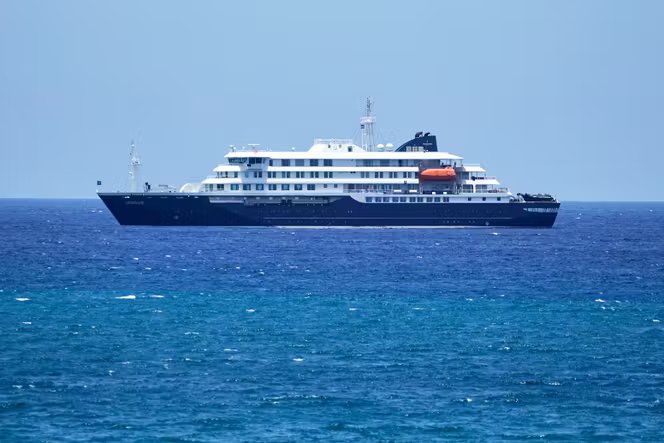 Le navire de croisière MV « Hondius », ancré dans un port de Praia, au Cap-Vert, le 4 mai 2026.