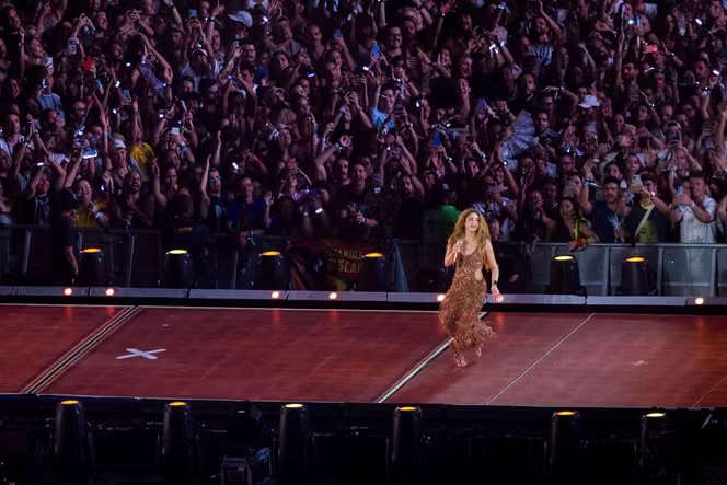 Shakira sur la scène de son concert à Copacabana, samedi 2 mai 2026.