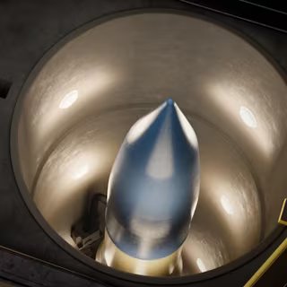 Vue d’artiste du futur ICBM dans son silo de tir. L’épaisse porte blindée est ouverte. © US Air Force
