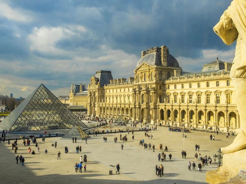 Le musée du Louvre, la cour carrée et la Pyramide