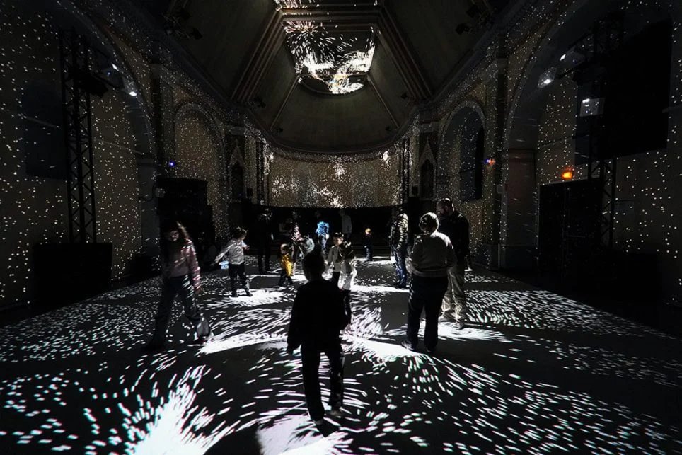 Frissons dans la salle des fêtes du musée d’Orsay par l’artiste Adrien M