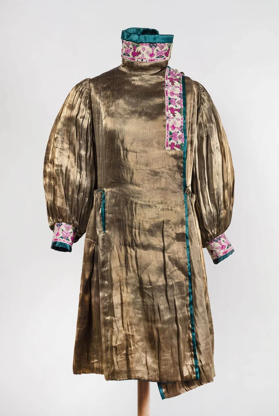 Sarah Lipska, Manteau lamé doré au col brodé