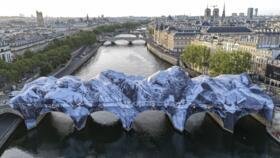 Vue aérienne de "la caverne du Pont-Neuf", œuvre de l'artiste JR, à Paris, le 1er juin 2026
