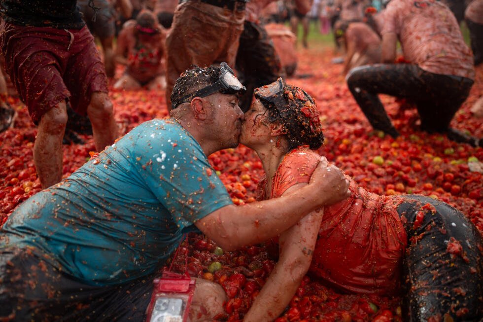 Un couple s'embrasse lors de la 16e édition du festival de la bataille de tomates, connu sous le nom de "Tomatina", à Sutamarchan, dans le département de Boyacá, en Colombie, le 7 juin 2026