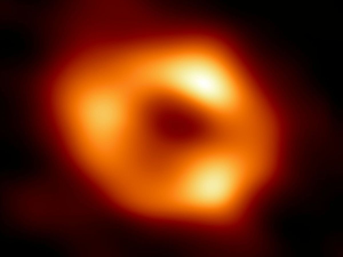 Première image du trou noir au centre de notre galaxie