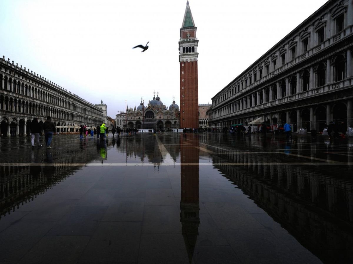 Venise inondée devant la basilique Saint-Marc