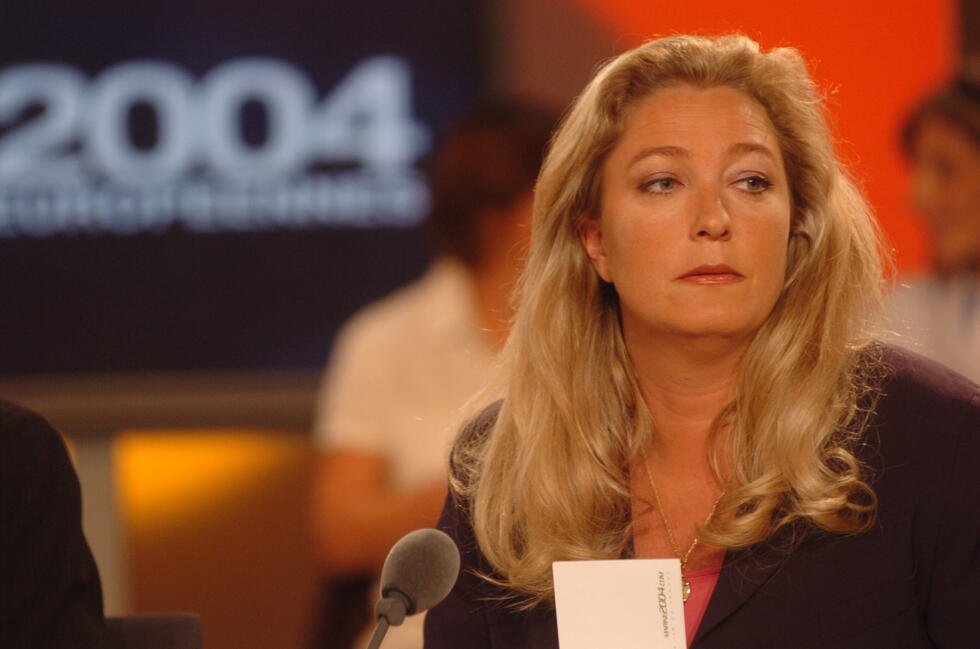 Marine Le Pen, tête de liste du Front national en Île-de-France aux élections européennes, le 13 juin 2004, sur un plateau de France 3.
