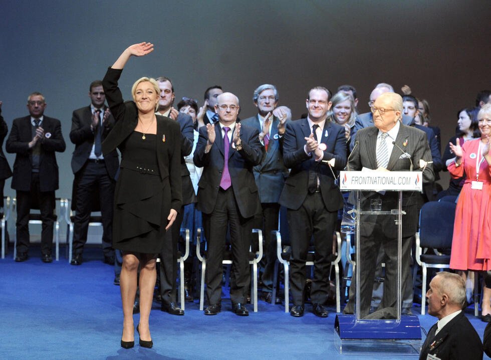 Marine Le Pen succède à Jean-Marie Le Pen à la tête du Front national, le 16 janvier 2011, lors du congrès du parti à Tours.