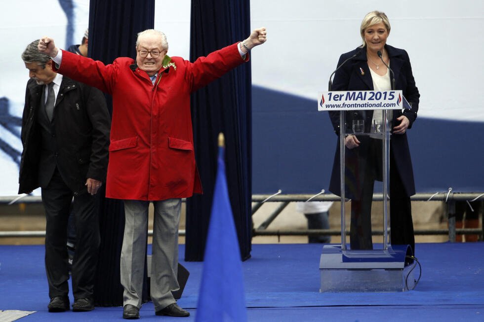Jean-Marie Le Pen et Marine Le Pen, le 1er mai 2015, lors de son défilé annuel en hommage à Jeanne d'Arc à Paris.