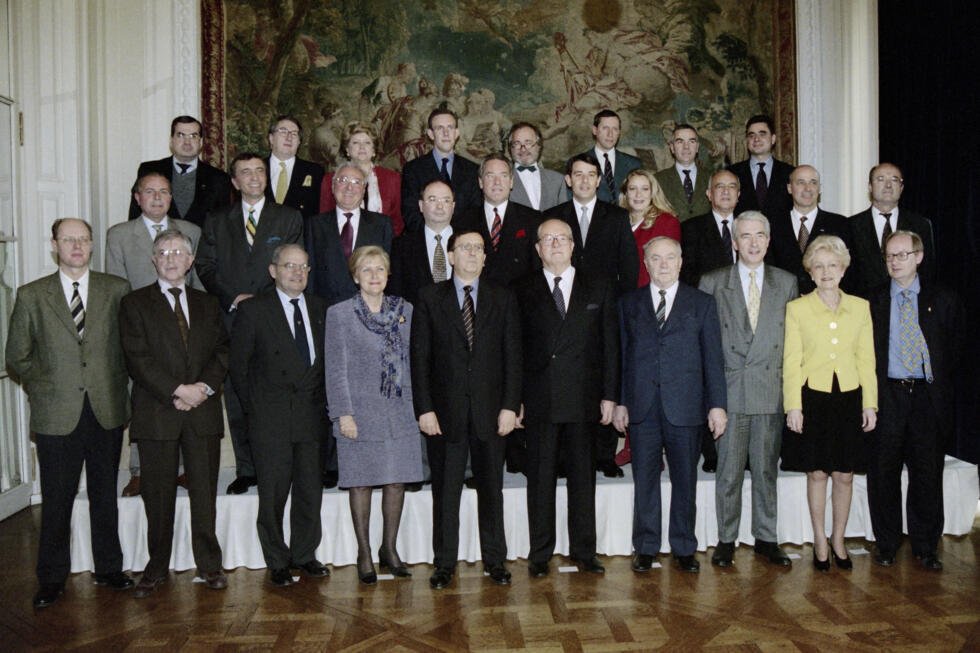 Jean-Marie Le Pen pose au milieu des membres de son "shadow cabinet', dont fait partie sa fille Marine Le Pen, le 2 mars 1998, à Paris.