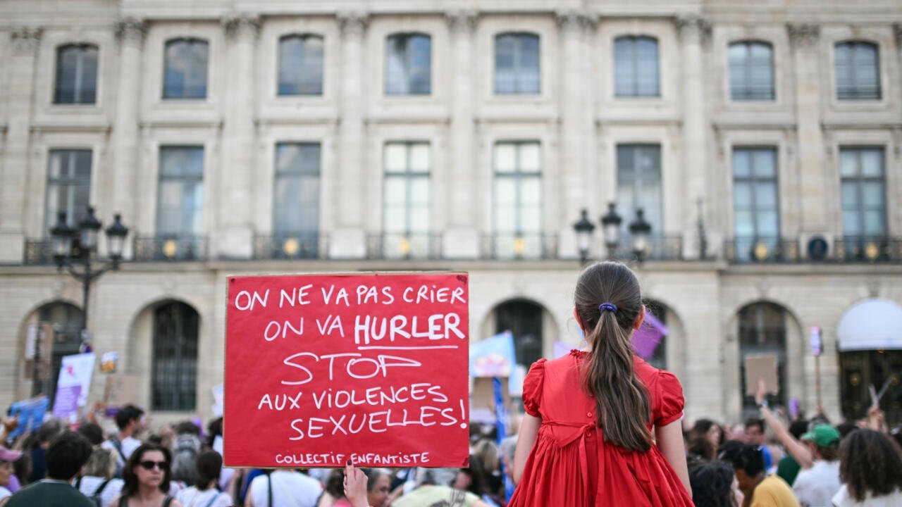 En France des manifestations pour une loi globale contre les