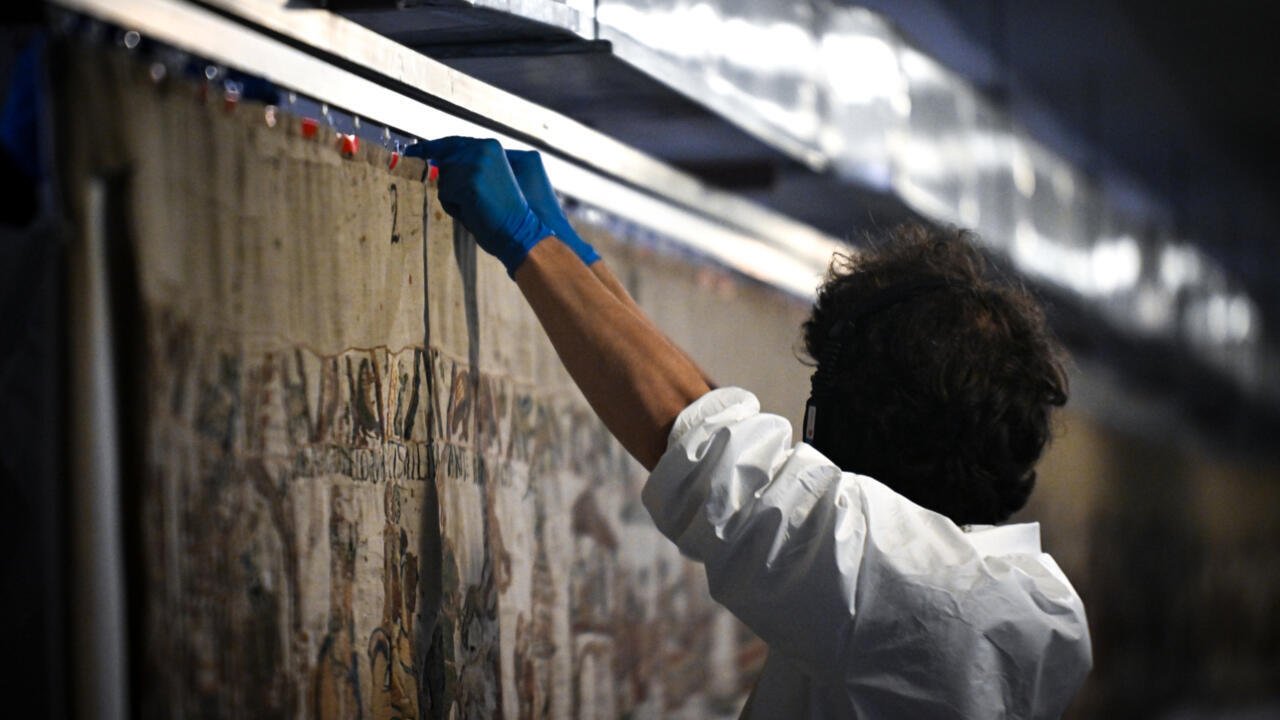 La tapisserie de Bayeux est arrivée au British Museum, à Londres, pour un prêt historique 1 La tapisserie de Bayeux est arrivee au British Museum a