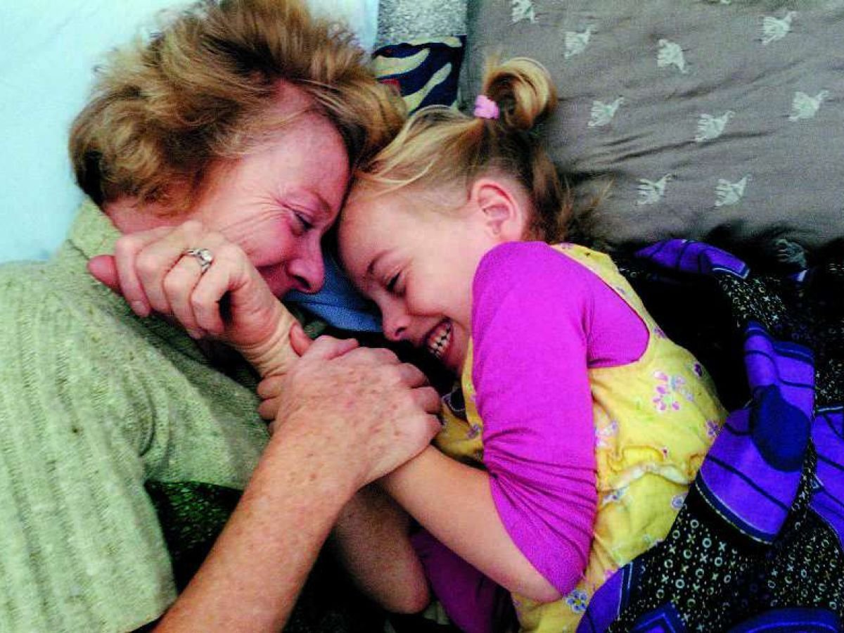 Une grand-mère et sa petite-fille, en toute complicité