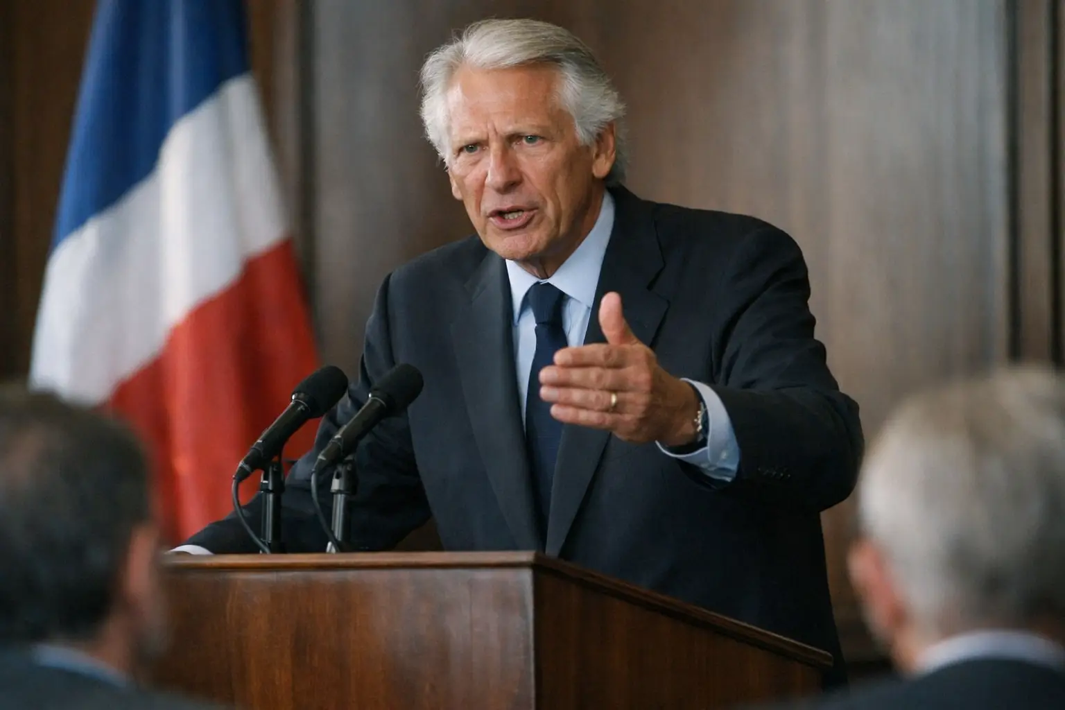 Villepin dénonce « un problème de système » et met en garde sur la fragilité de la France